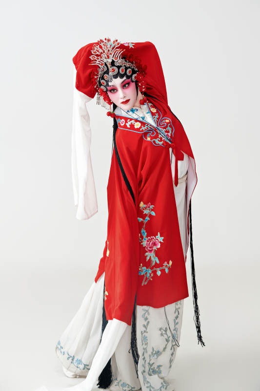 表演中国国粹京剧动作的红衣花旦女性演员