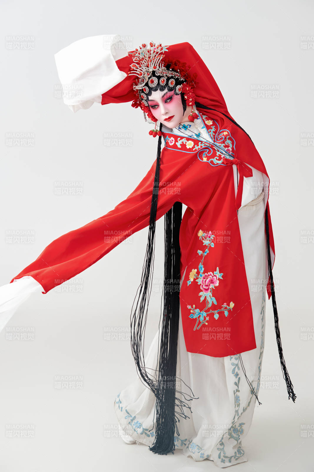 表演中國國粹京劇動作的紅衣花旦女性演員