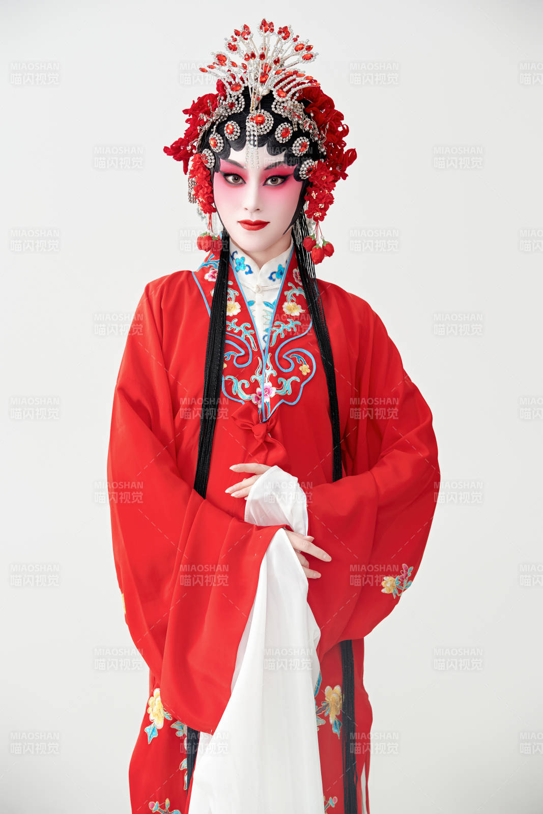 表演中國國粹京劇動作的紅衣花旦女性演員