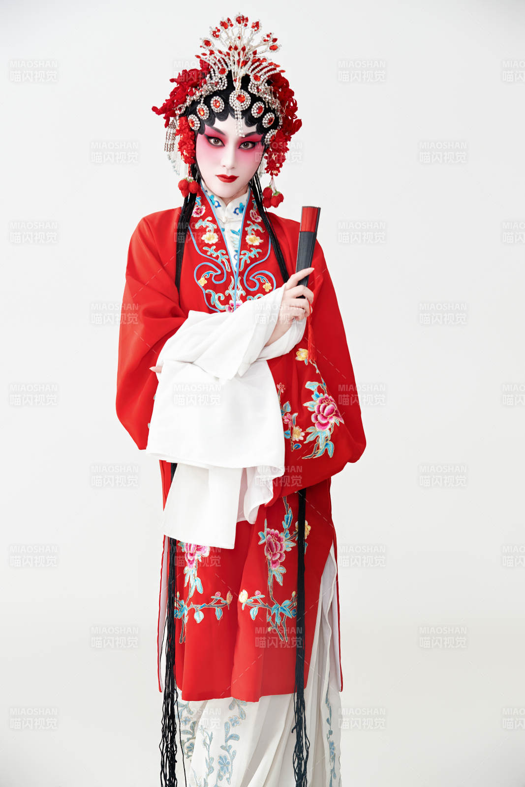 表演中國國粹京劇動作的紅衣花旦女性演員