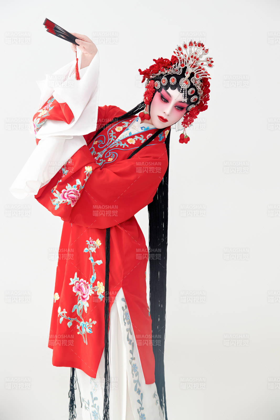 表演中国国粹京剧动作的红衣花旦女性演员图片