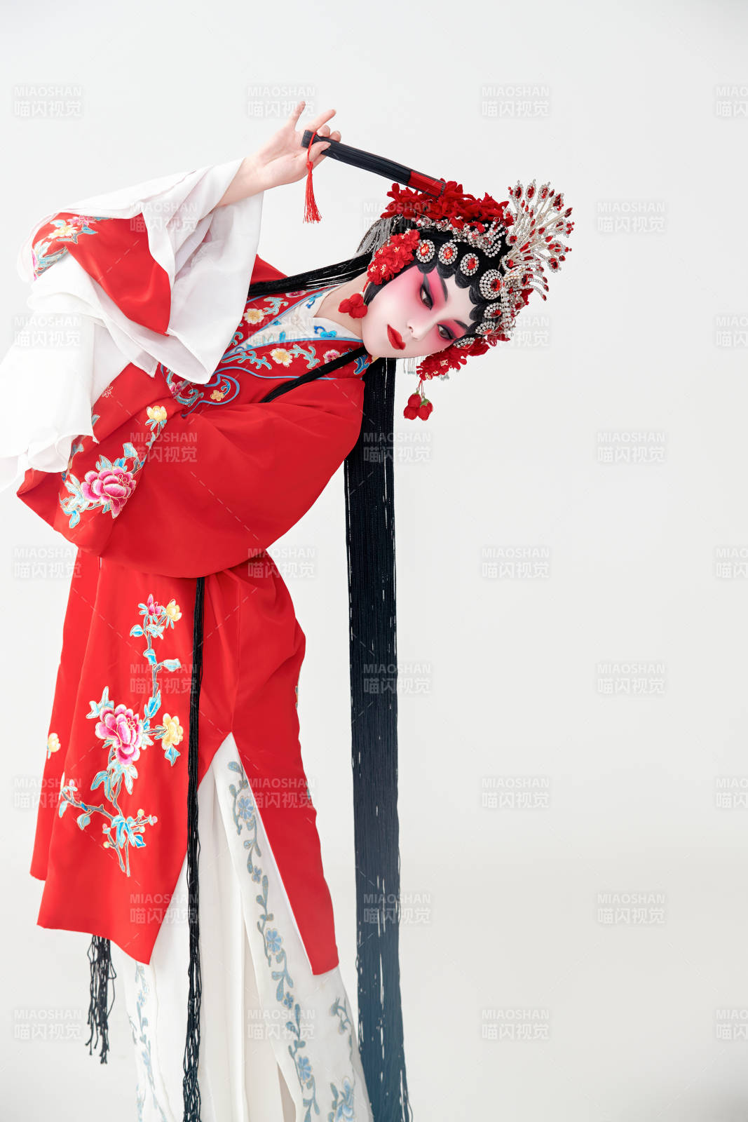 表演中國國粹京劇動作的紅衣花旦女性演員