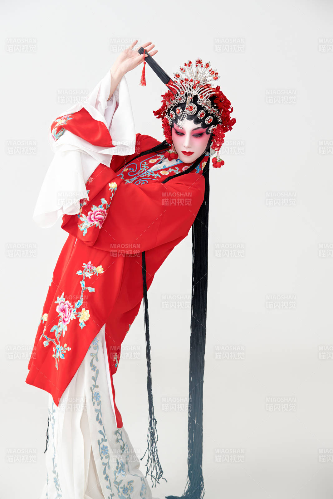 表演中國國粹京劇動作的紅衣花旦女性演員