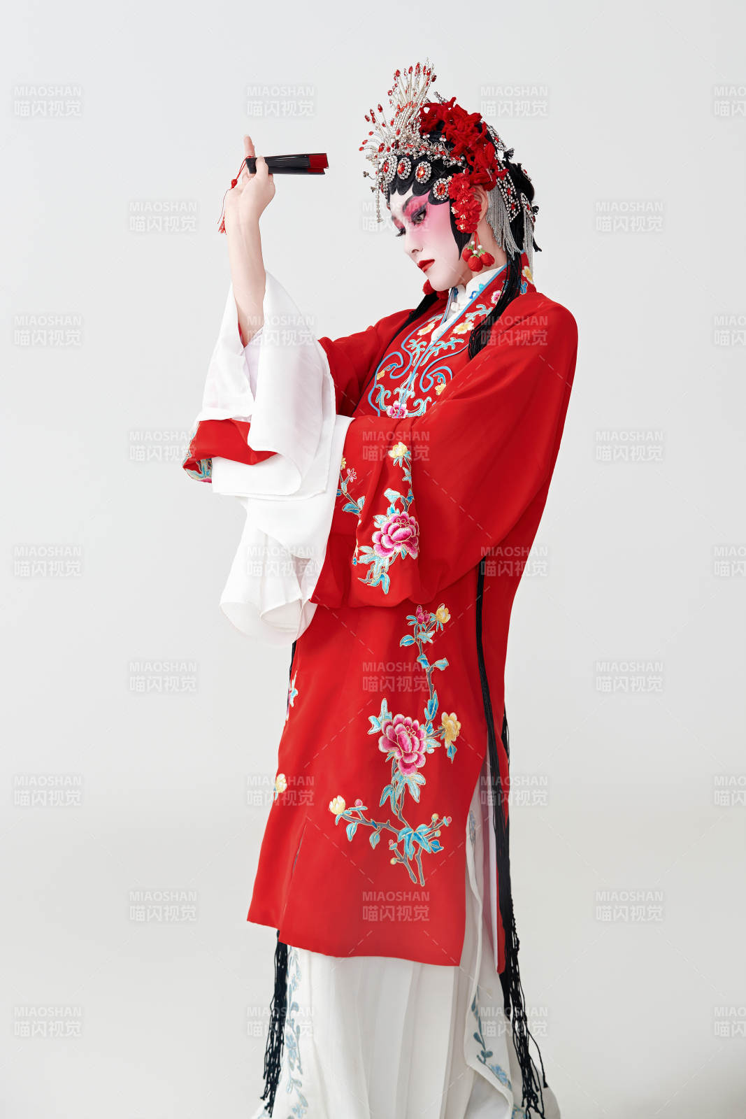 表演中國國粹京劇動作的紅衣花旦女性演員