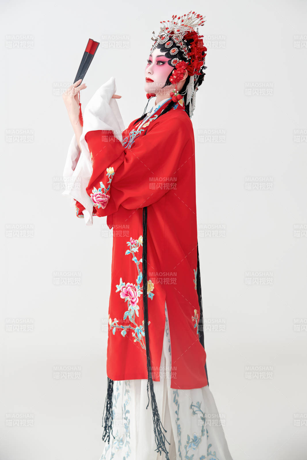 表演中國(guó)國(guó)粹京劇動(dòng)作的紅衣花旦女性演員