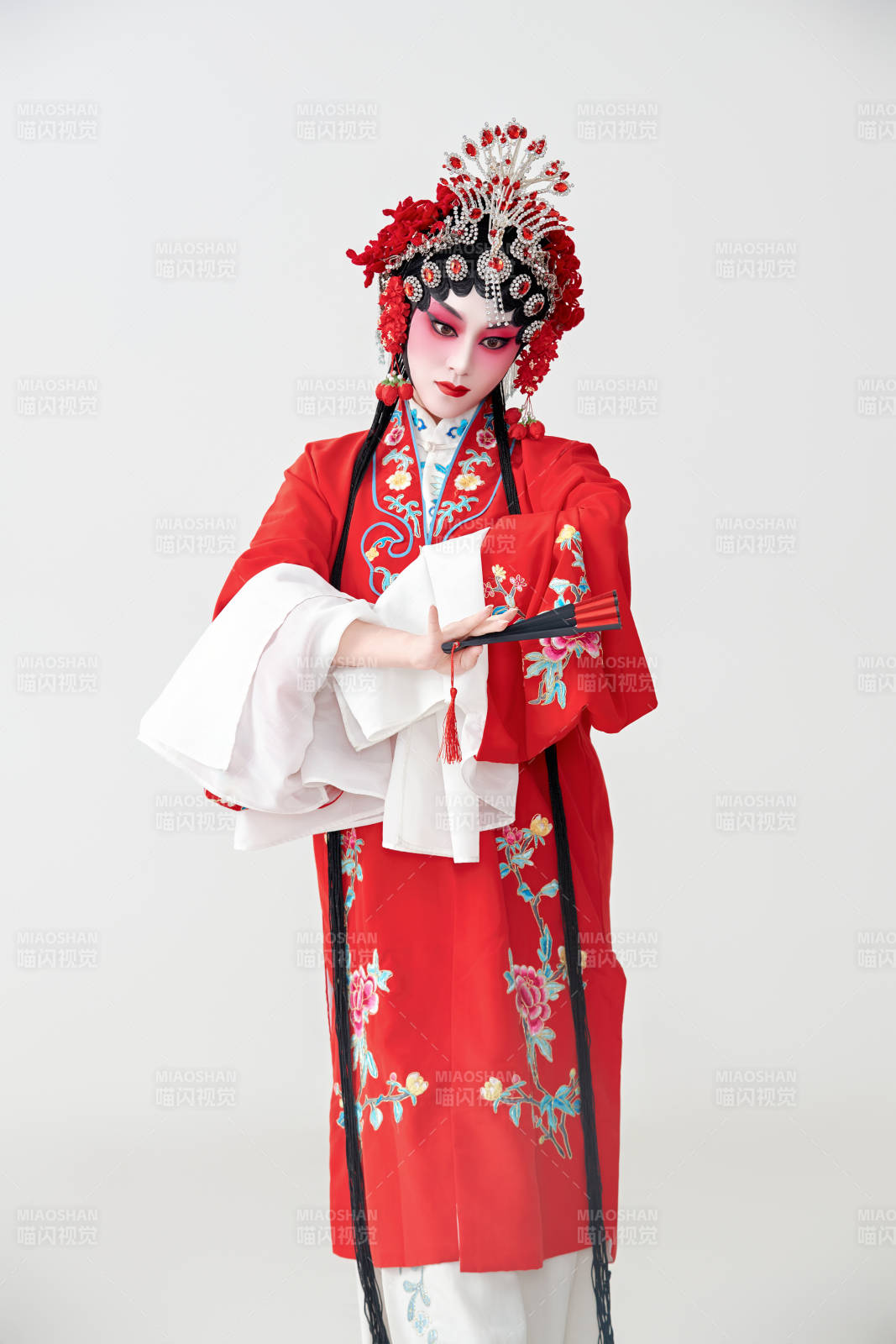 表演中國國粹京劇動作的紅衣花旦女性演員