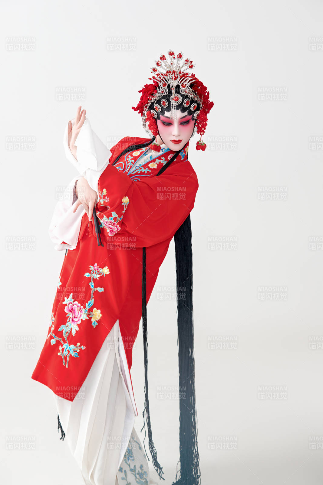 表演中國(guó)國(guó)粹京劇動(dòng)作的紅衣花旦女性演員