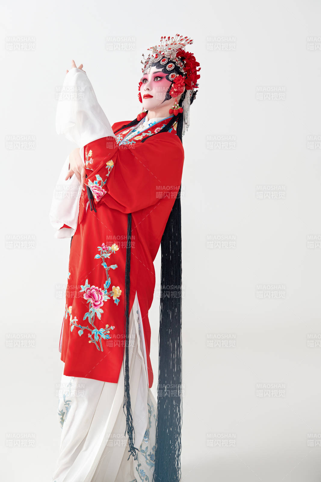 表演中國國粹京劇動作的紅衣花旦女性演員