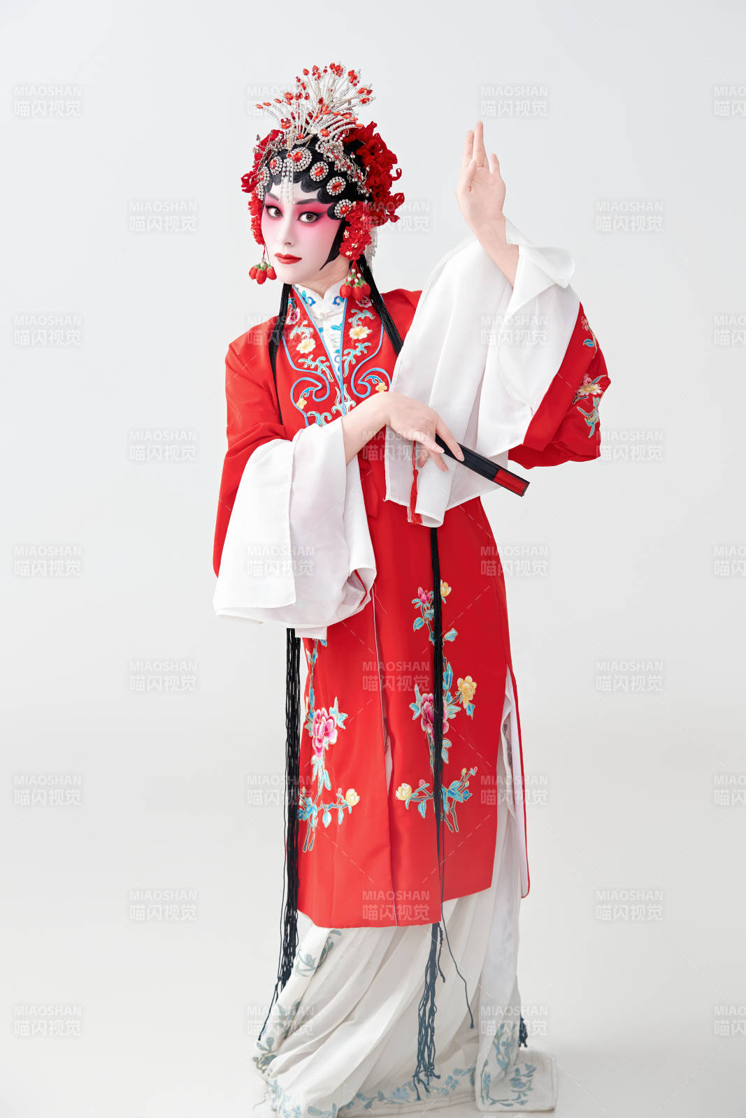 表演中國國粹京劇動作的紅衣花旦女性演員