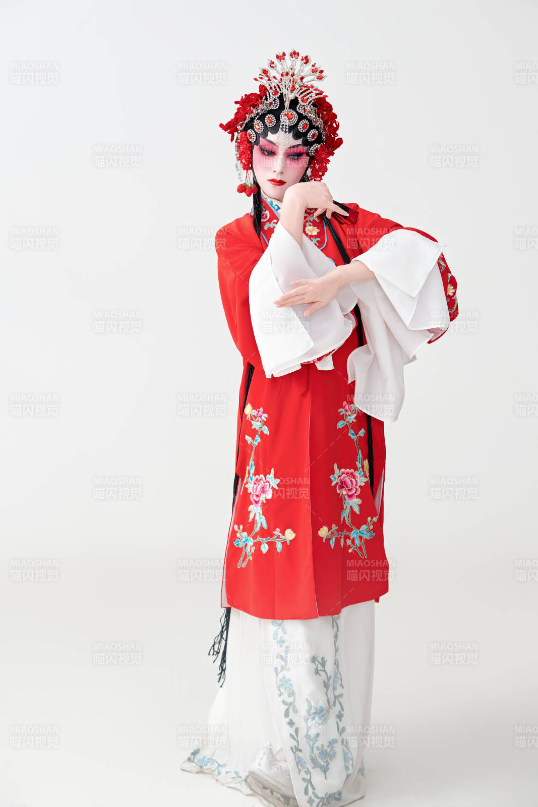 表演中國國粹京劇動作的紅衣花旦女性演員