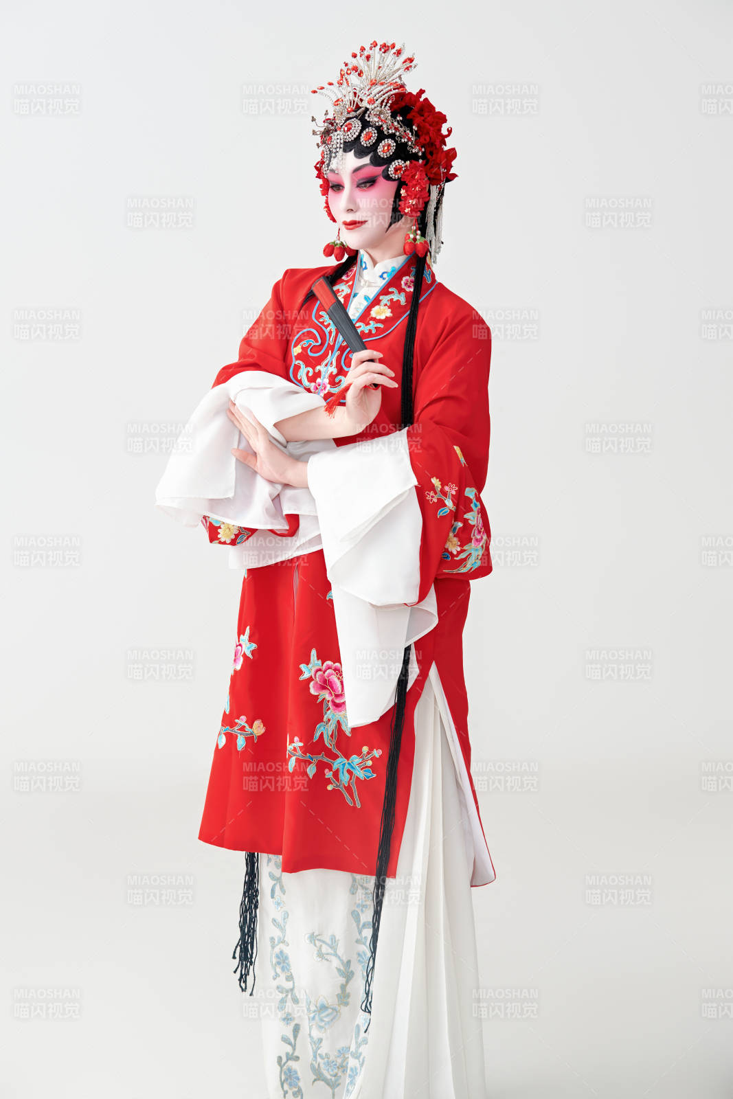 表演中国国粹京剧动作的红衣花旦女性演员