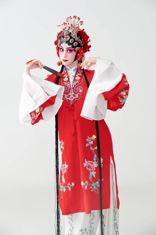 表演中国国粹京剧动作的红衣花旦女性演员