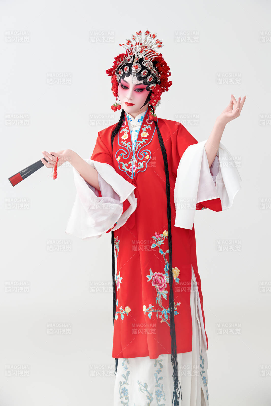 表演中國(guó)國(guó)粹京劇動(dòng)作的紅衣花旦女性演員