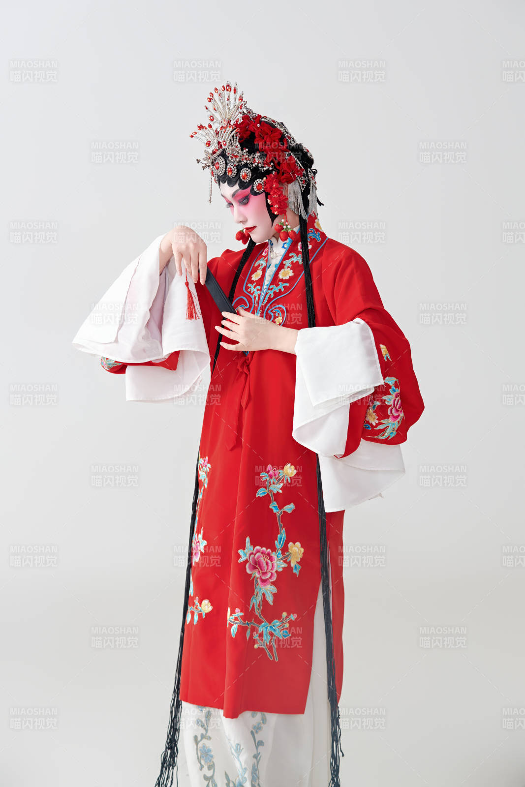 表演中国国粹京剧动作的红衣花旦女性演员