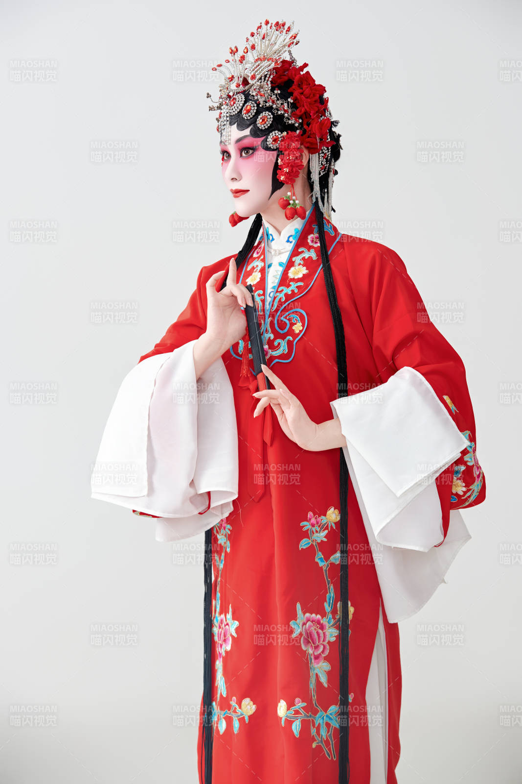 表演中國國粹京劇動作的紅衣花旦女性演員