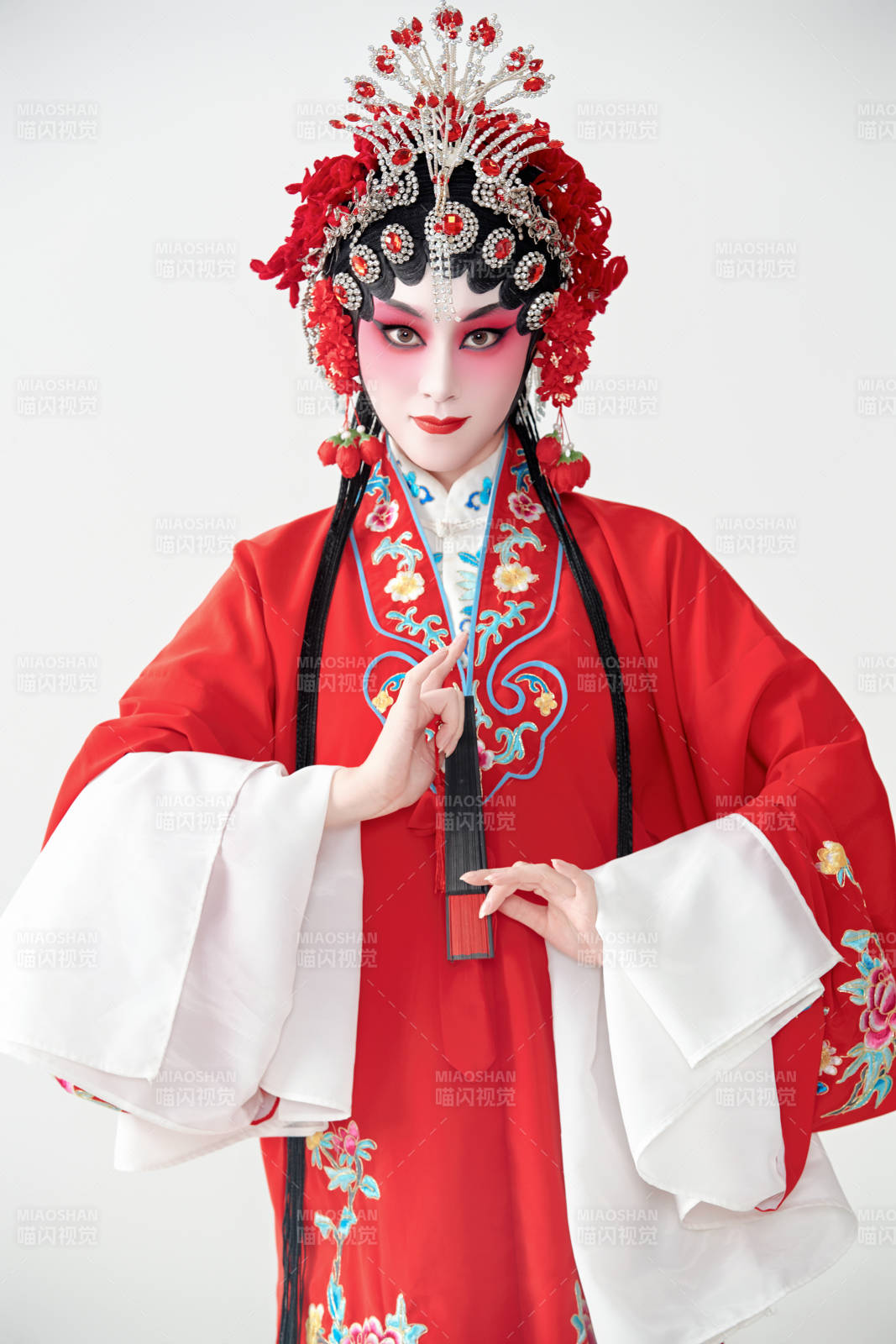 表演中國國粹京劇動作的紅衣花旦女性演員