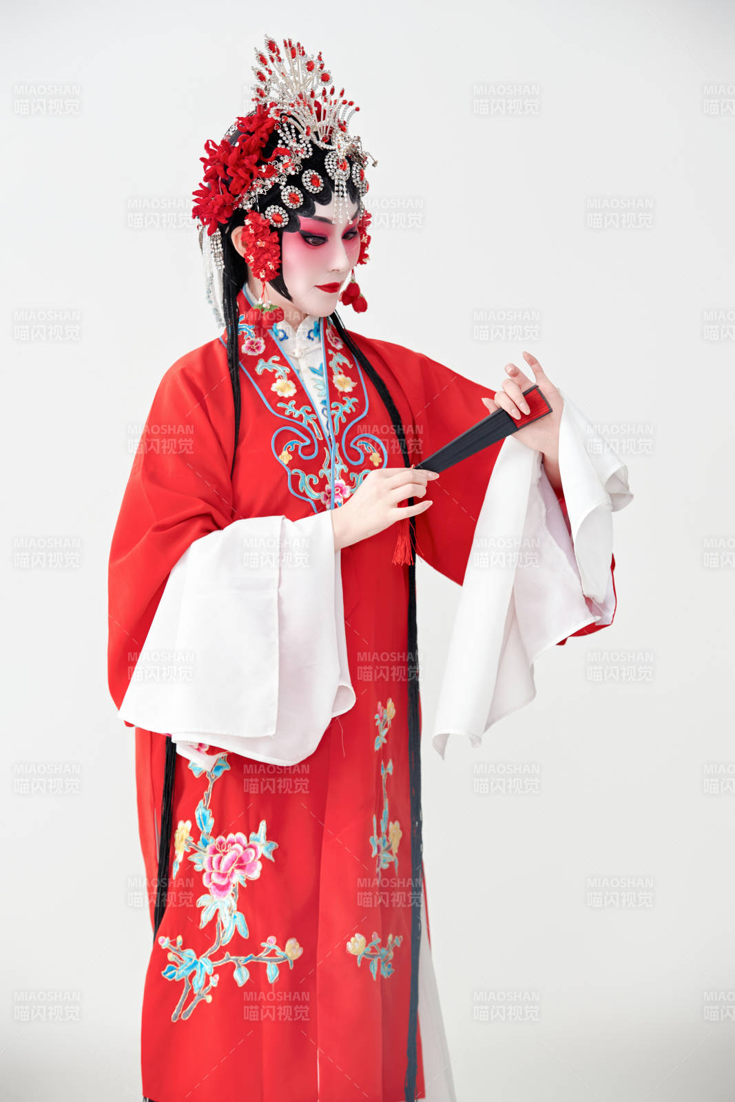 表演中國國粹京劇動作的紅衣花旦女性演員