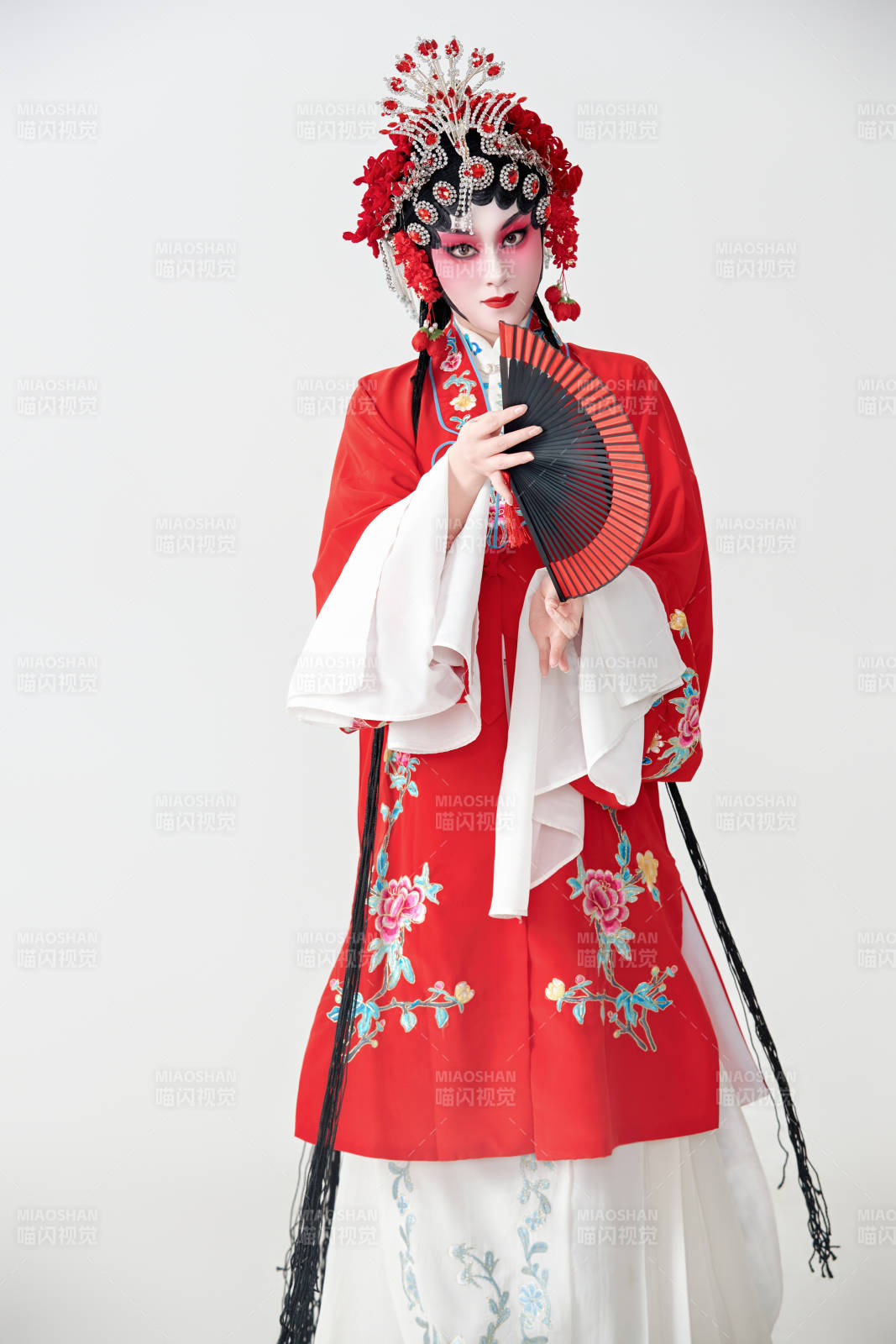 表演中國國粹京劇動作的紅衣花旦女性演員