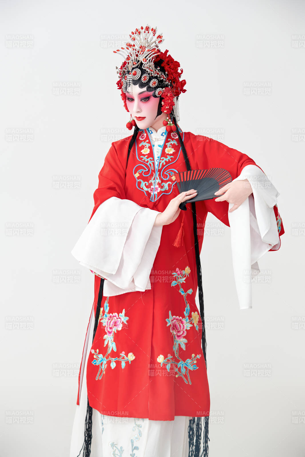 表演中國國粹京劇動作的紅衣花旦女性演員