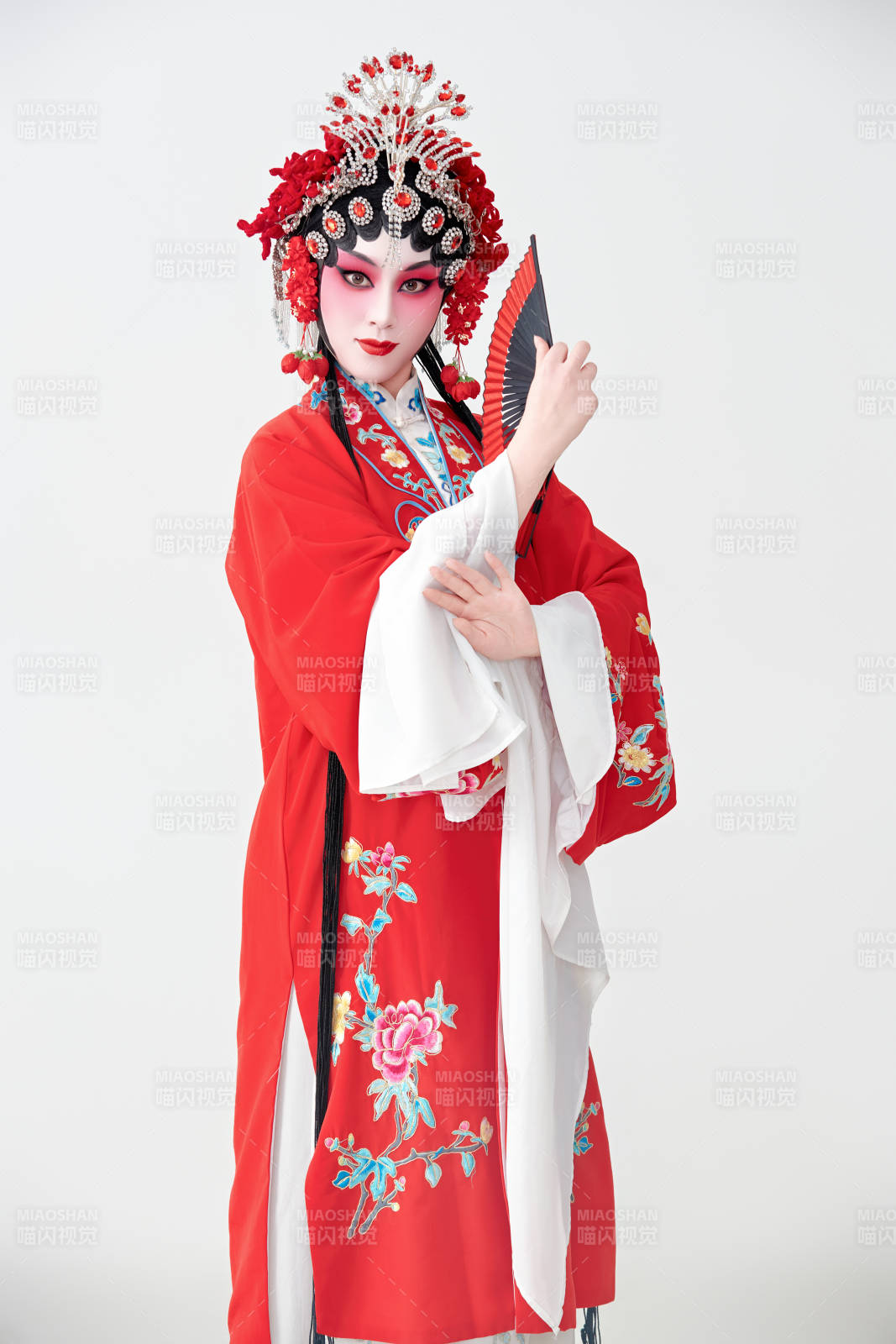 表演中國(guó)國(guó)粹京劇動(dòng)作的紅衣花旦女性演員