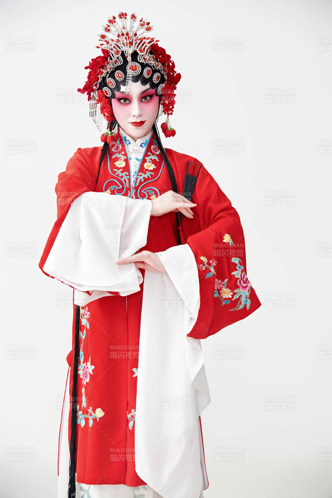 表演中國(guó)國(guó)粹京劇動(dòng)作的紅衣花旦女性演員