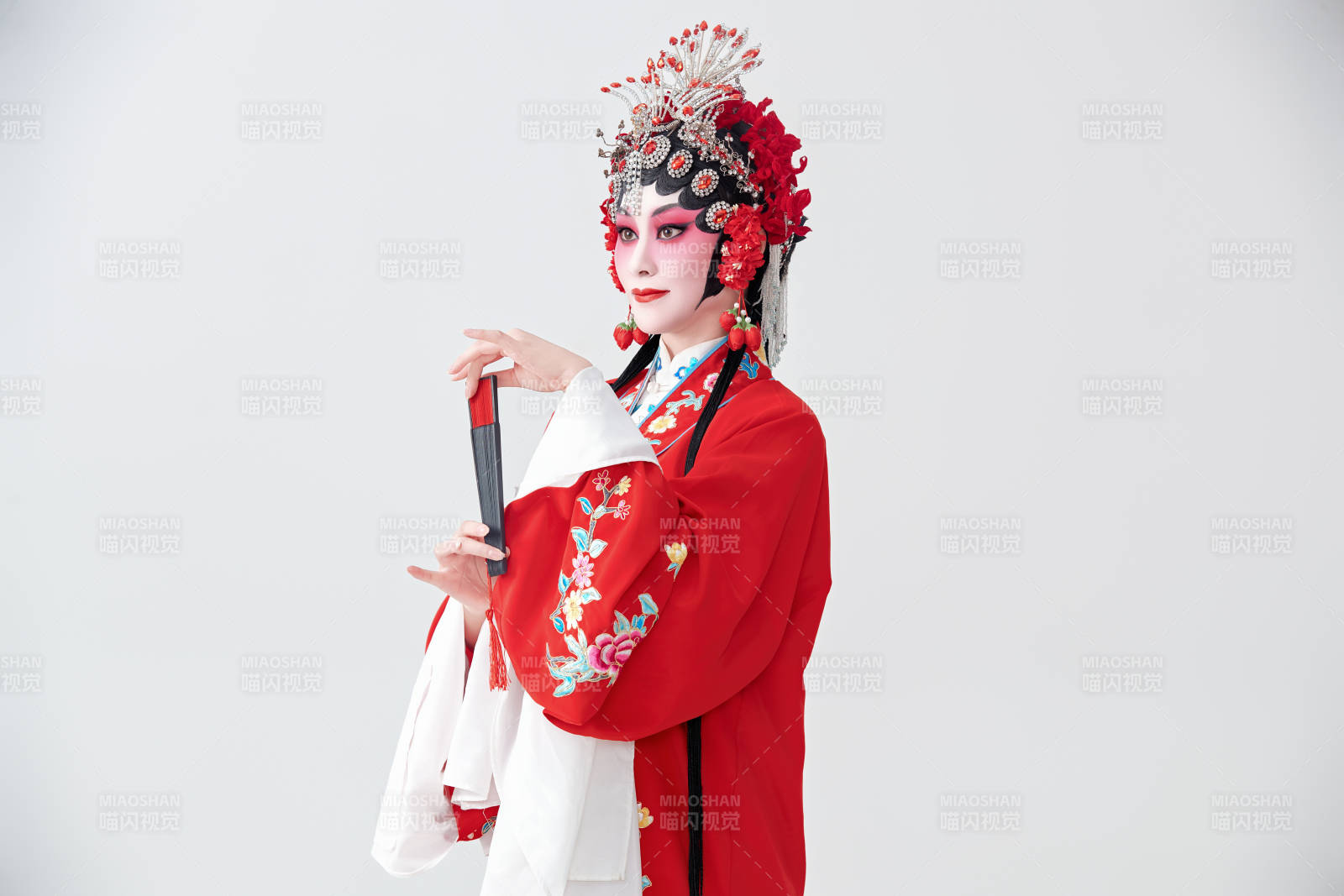 表演中國國粹京劇動作的紅衣花旦女性演員