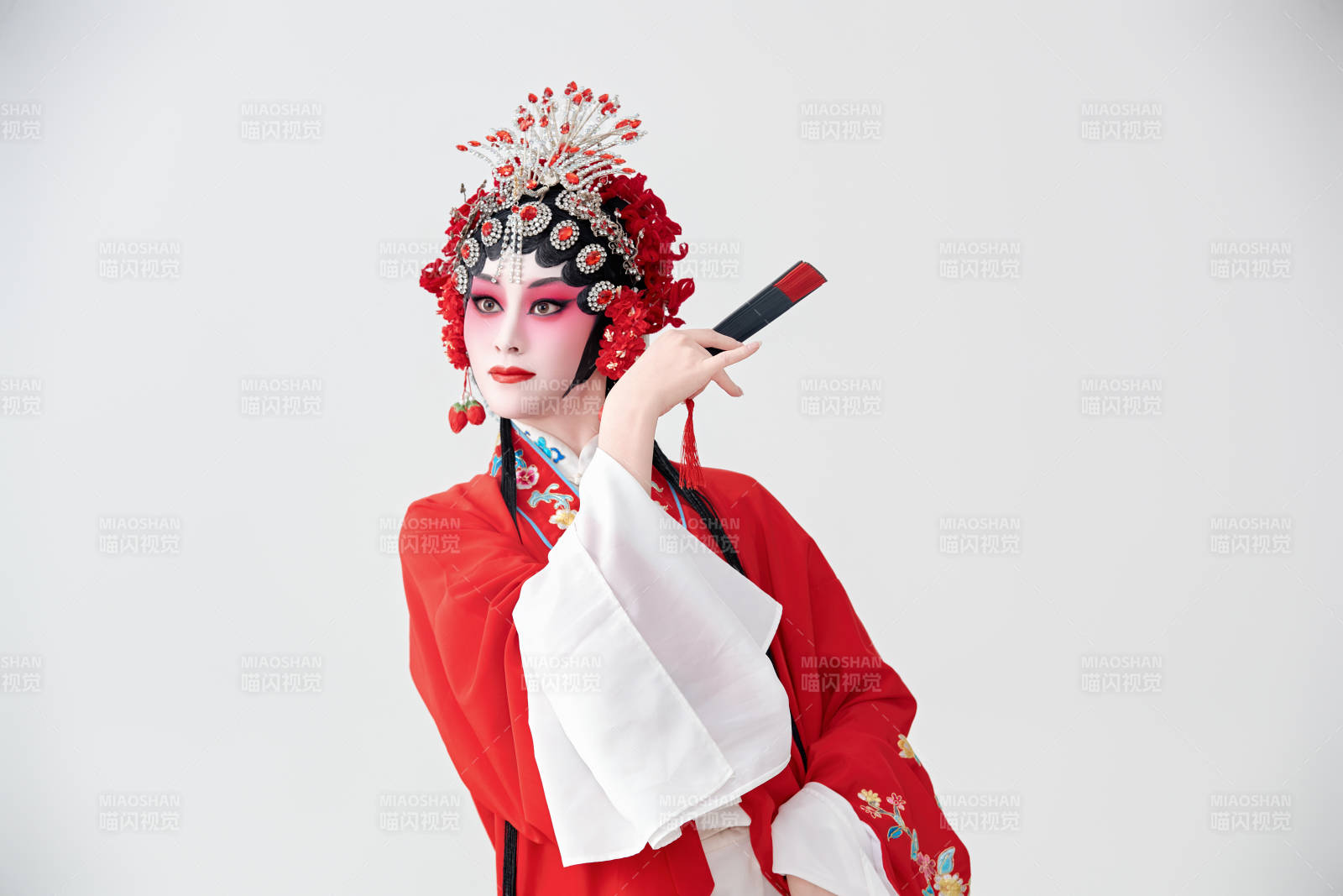 表演中國國粹京劇動作的紅衣花旦女性演員