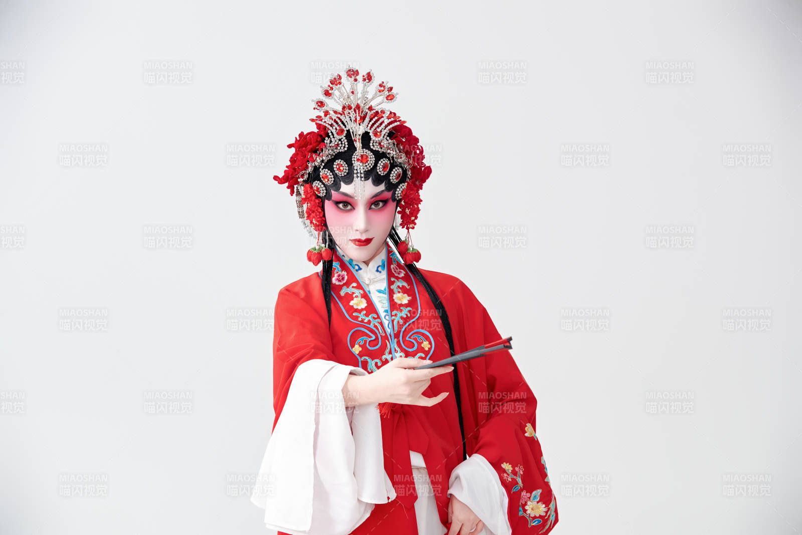 表演中國國粹京劇動作的紅衣花旦女性演員