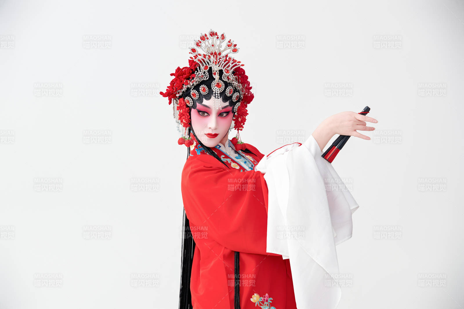 表演中國國粹京劇動作的紅衣花旦女性演員