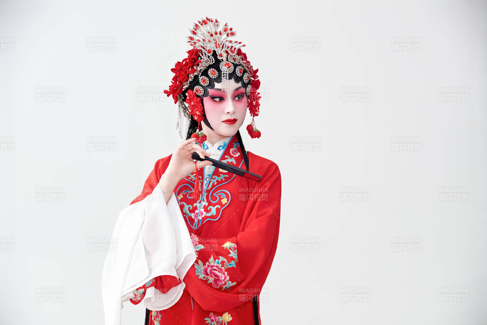 表演中國國粹京劇動作的紅衣花旦女性演員