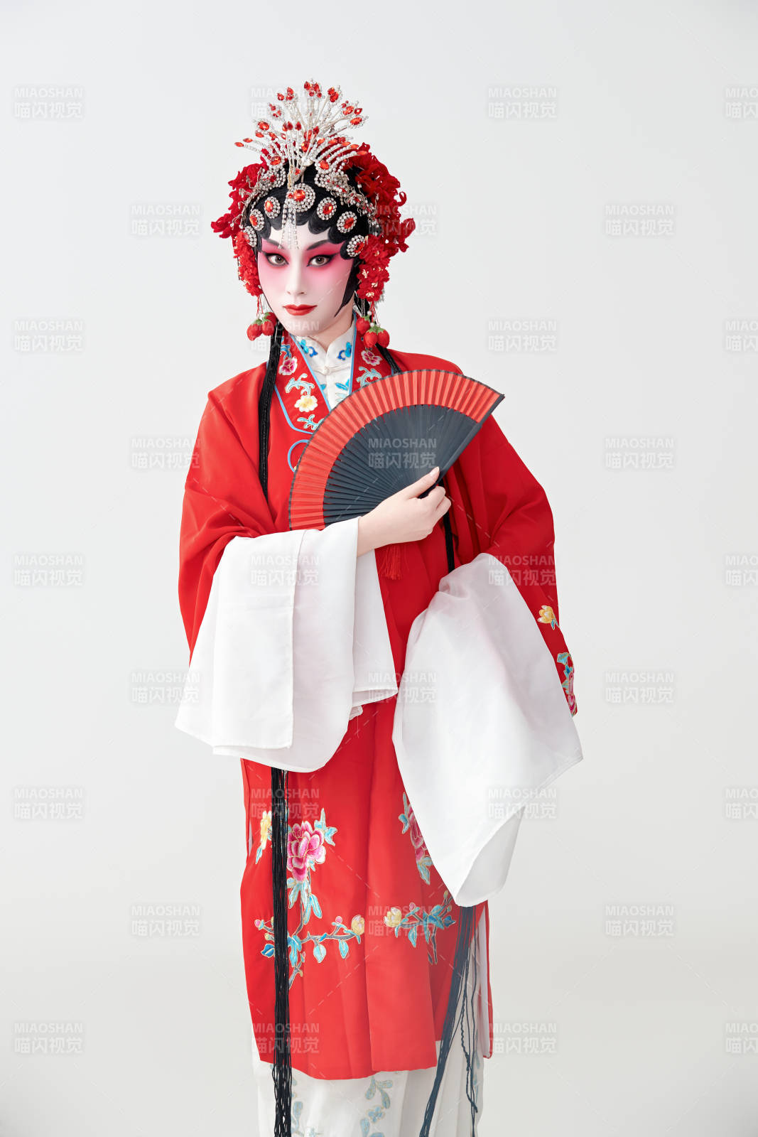 表演中國國粹京劇動作的紅衣花旦女性演員