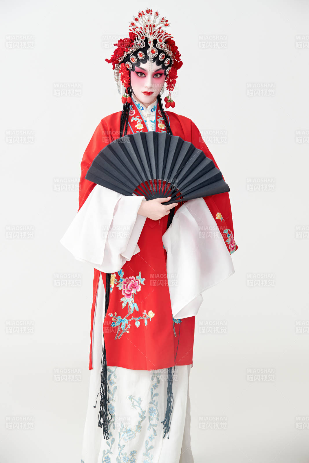 表演中国国粹京剧动作的红衣花旦女性演员图片