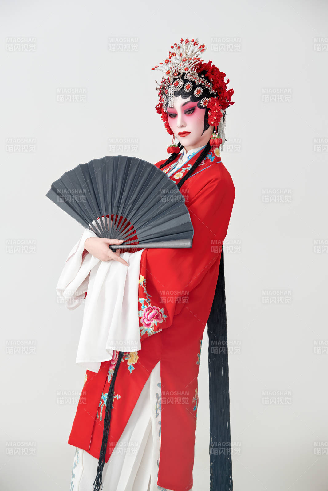 表演中國國粹京劇動作的紅衣花旦女性演員