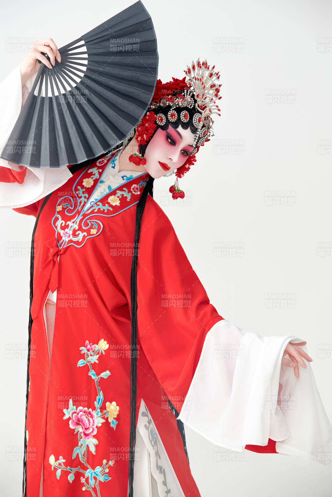 表演中國國粹京劇動(dòng)作的紅衣花旦女性演員