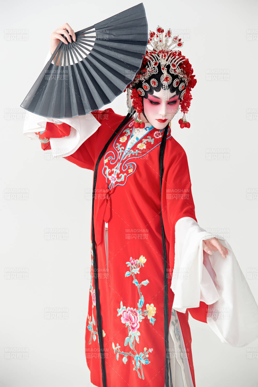 表演中國國粹京劇動作的紅衣花旦女性演員