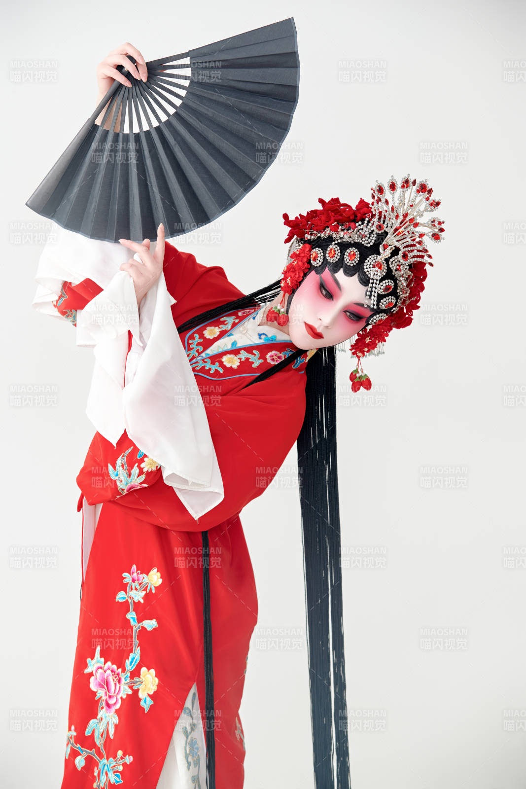 表演中國國粹京劇動作的紅衣花旦女性演員