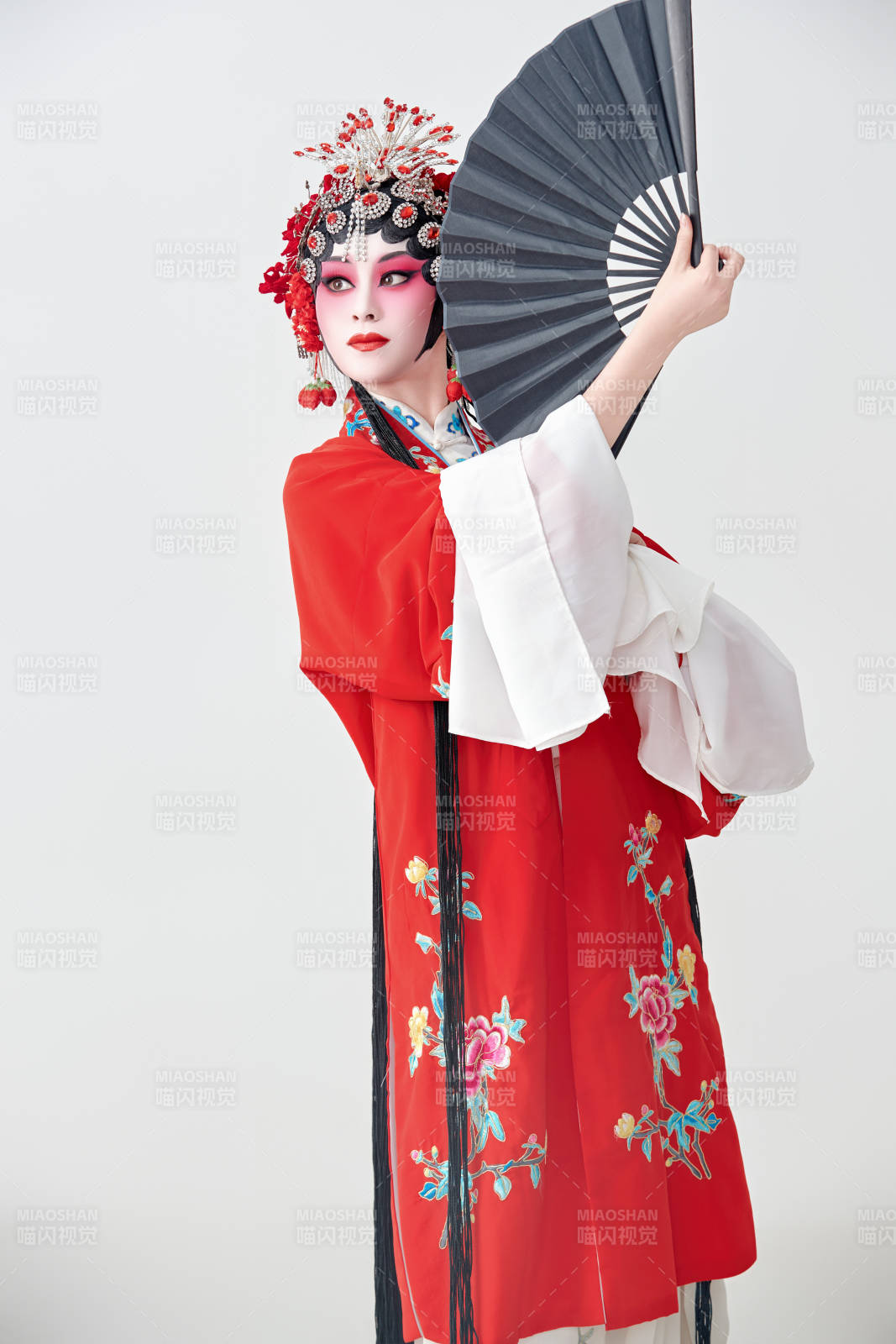 表演中国国粹京剧动作的红衣花旦女性演员图片