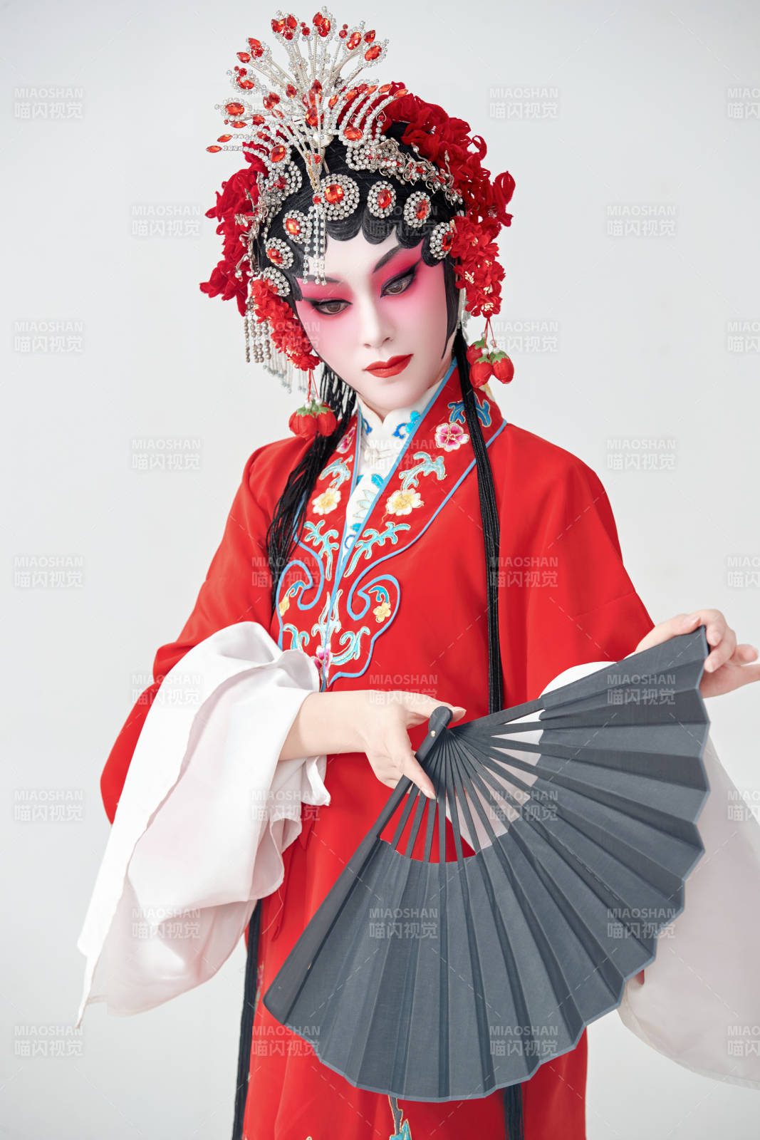 表演中國(guó)國(guó)粹京劇動(dòng)作的紅衣花旦女性演員