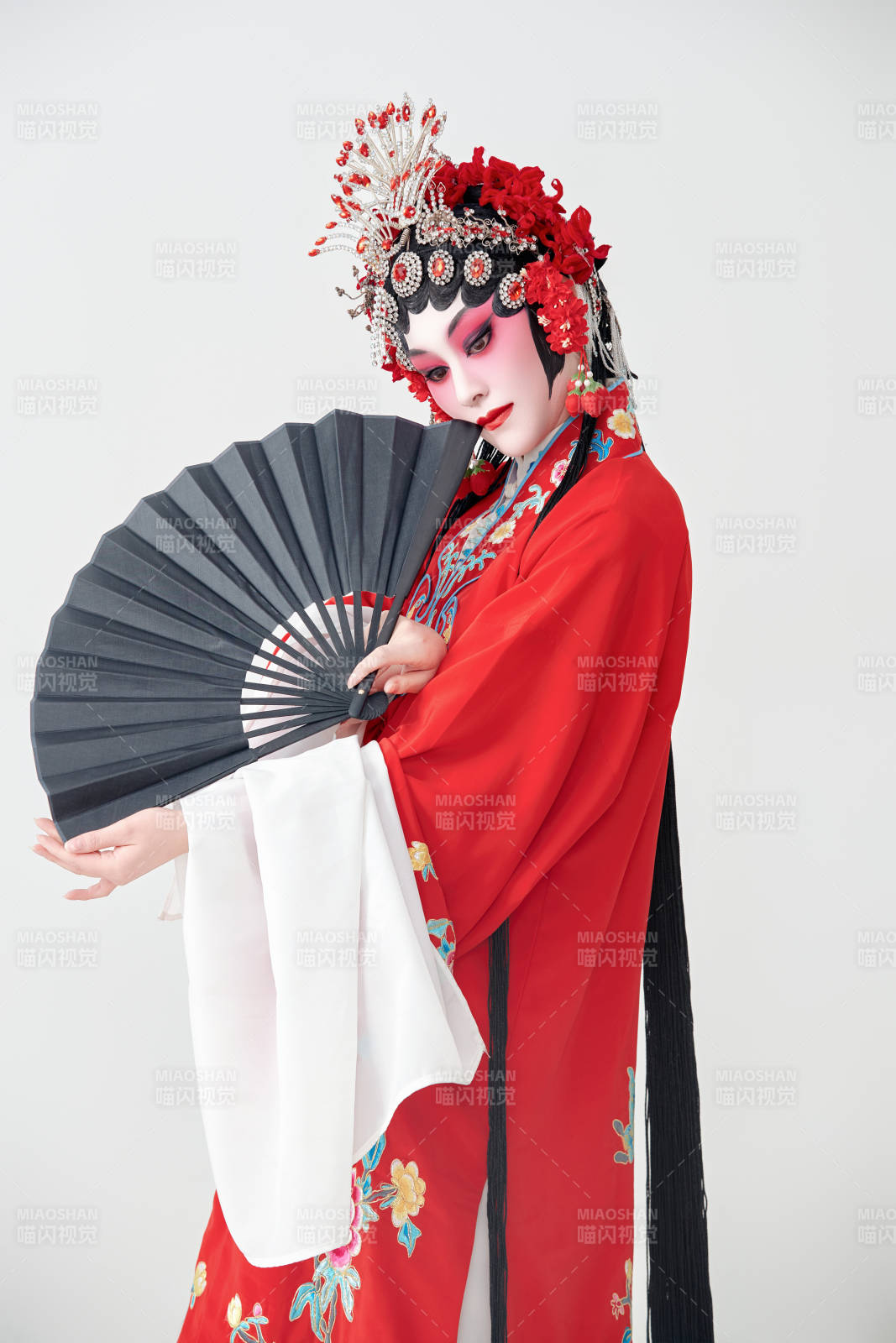 表演中國國粹京劇動作的紅衣花旦女性演員