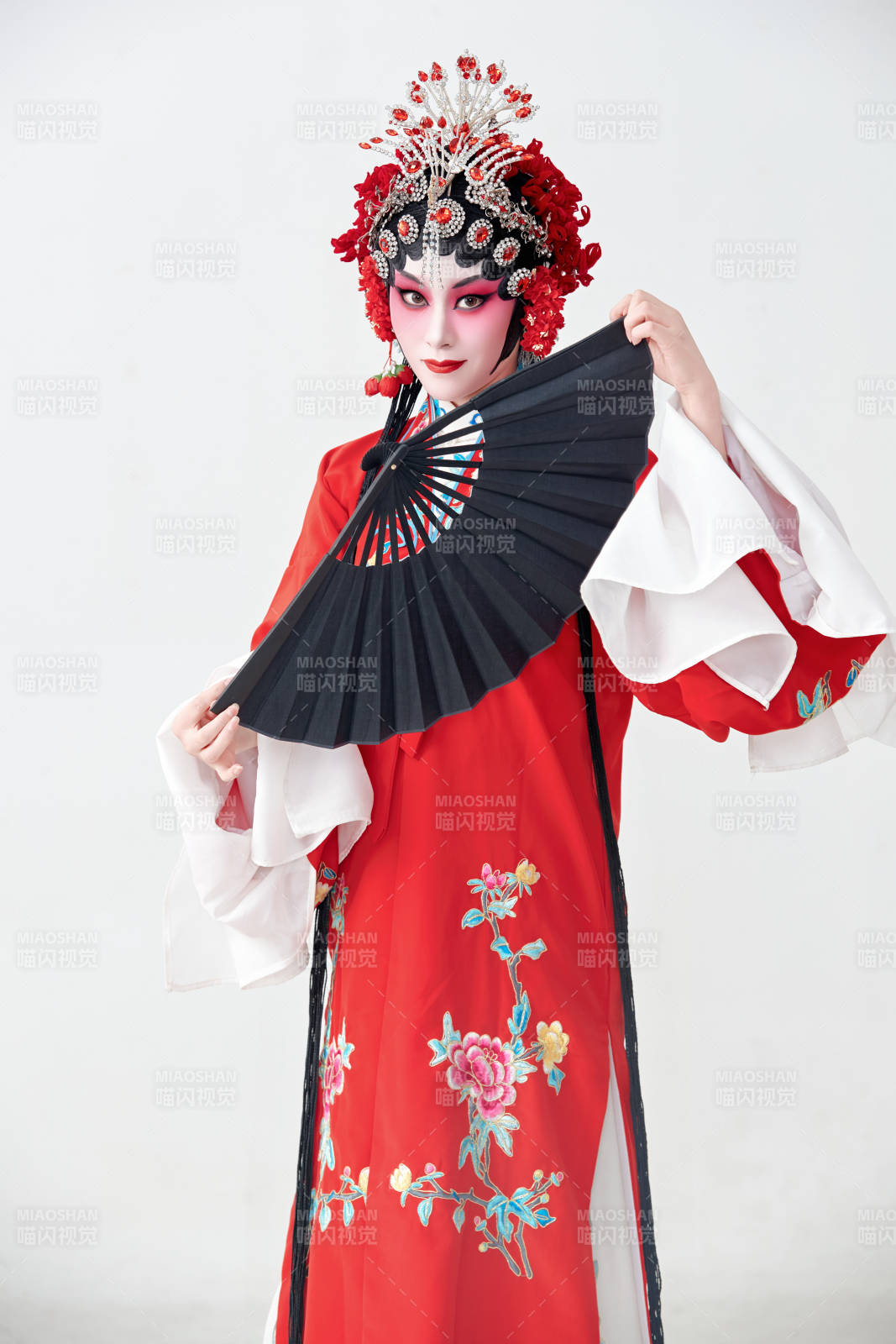 表演中國國粹京劇動作的紅衣花旦女性演員