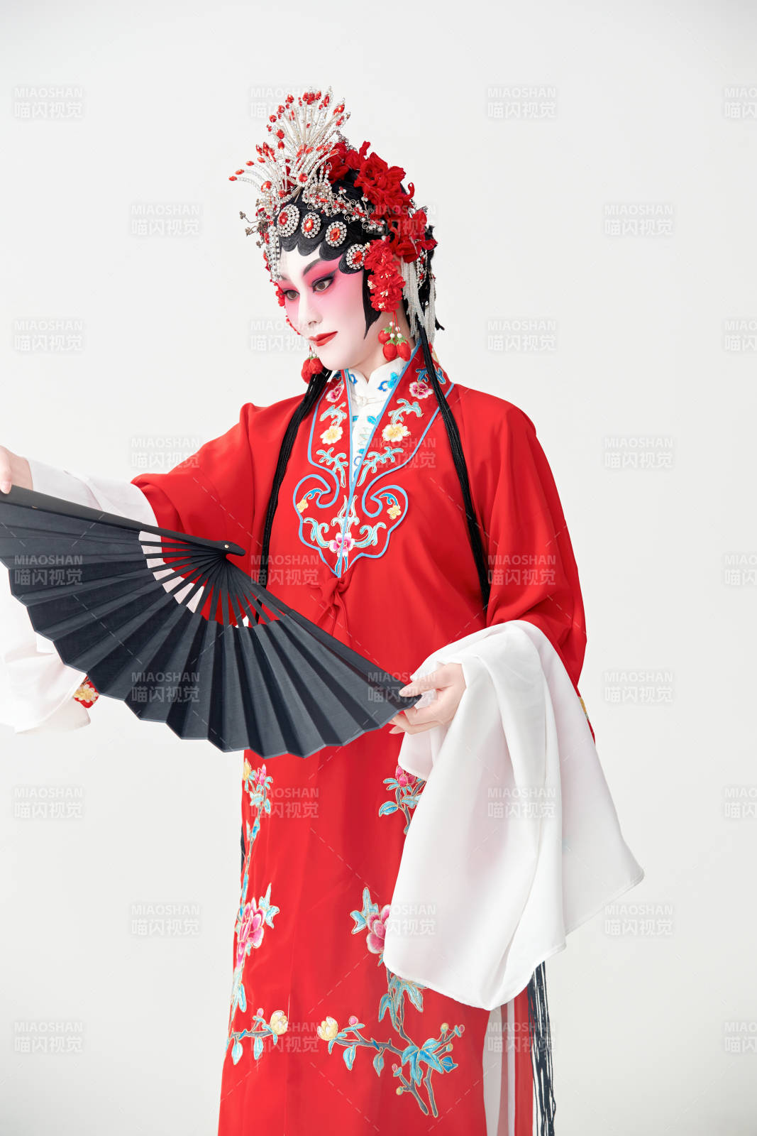 表演中國國粹京劇動作的紅衣花旦女性演員