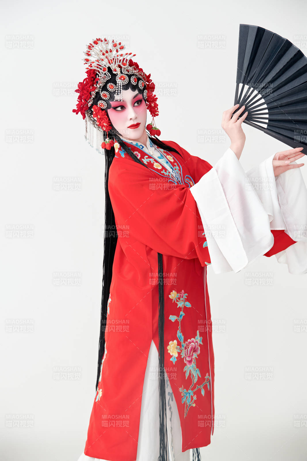 表演中國國粹京劇動作的紅衣花旦女性演員