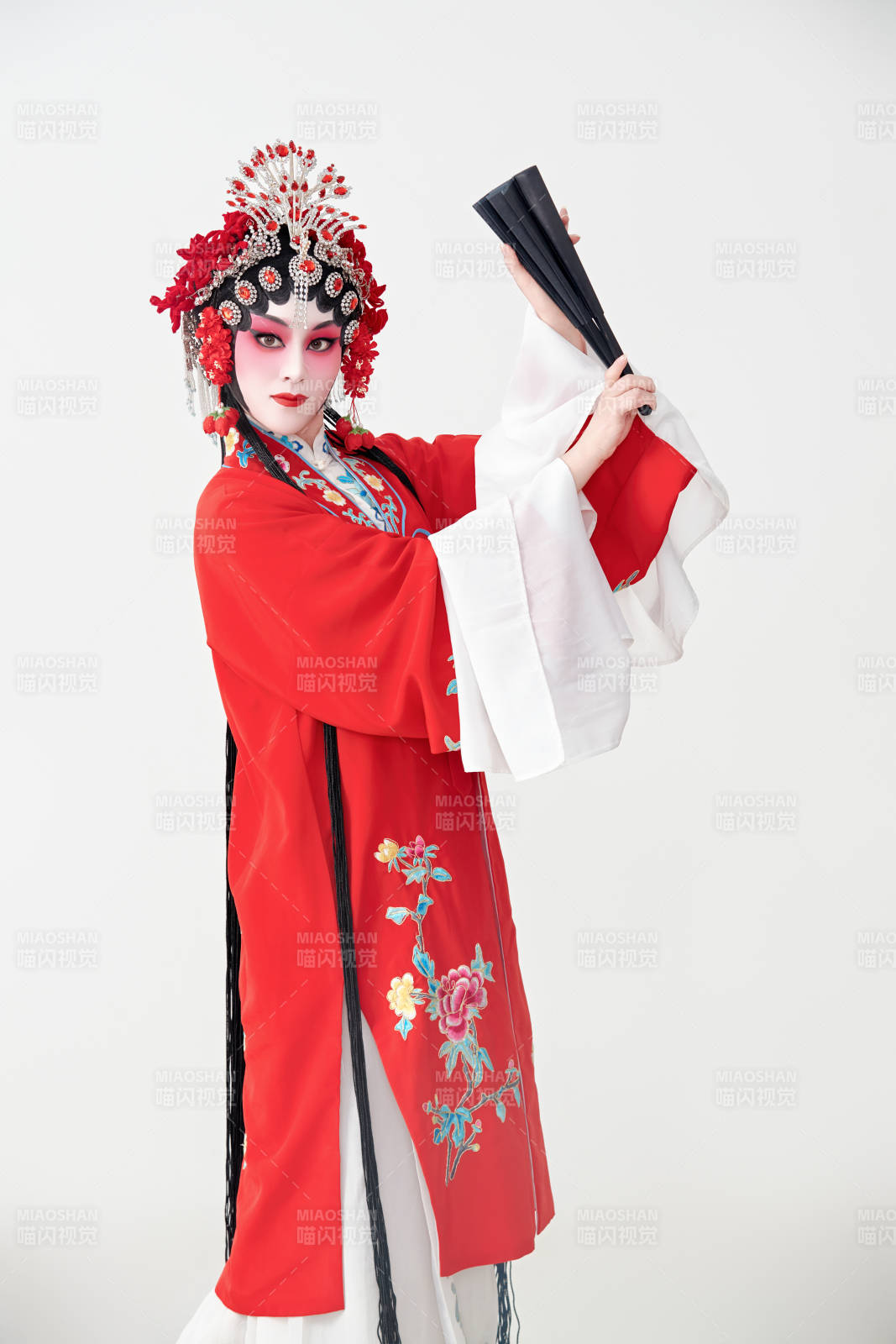 表演中國國粹京劇動作的紅衣花旦女性演員