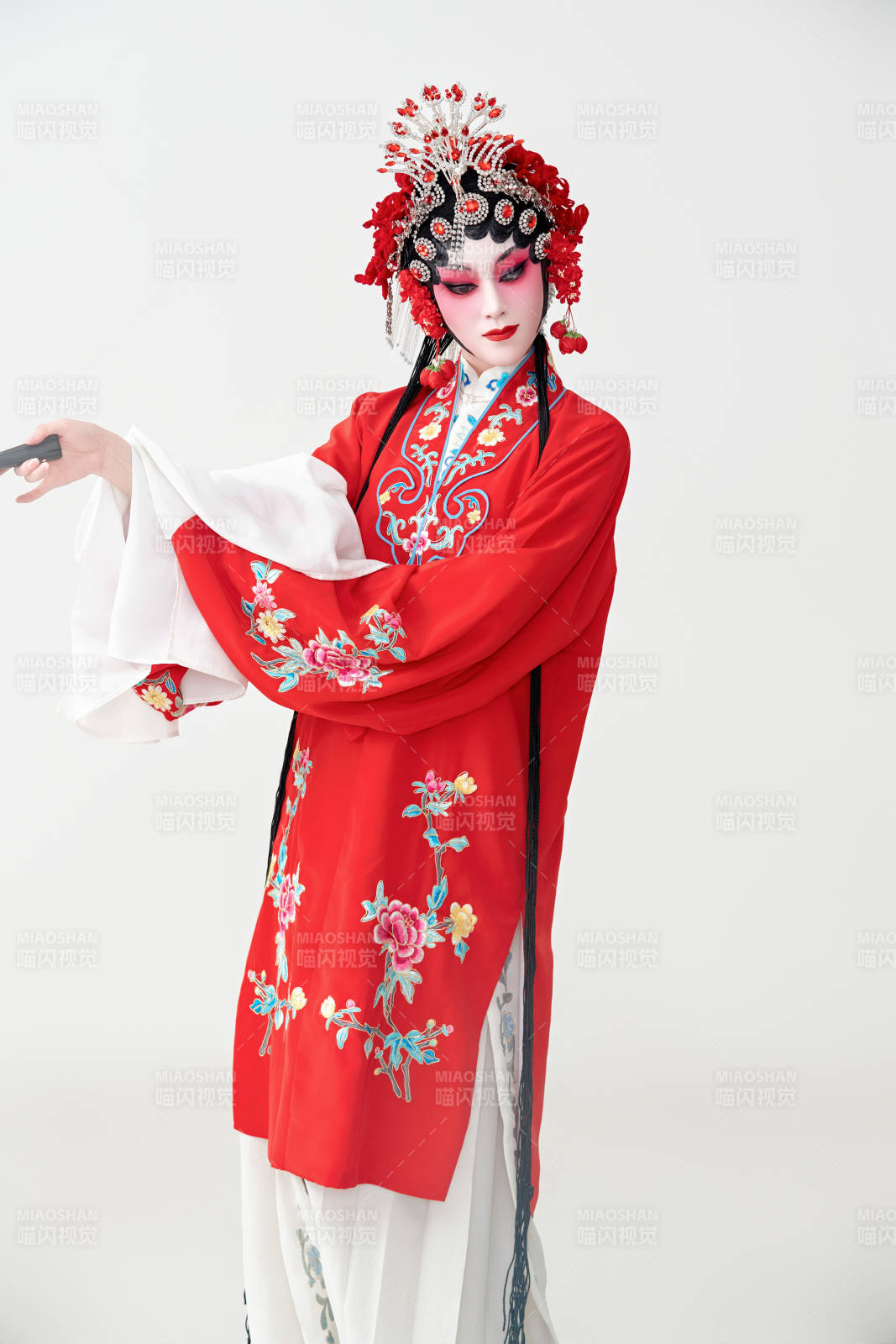 表演中國國粹京劇動作的紅衣花旦女性演員