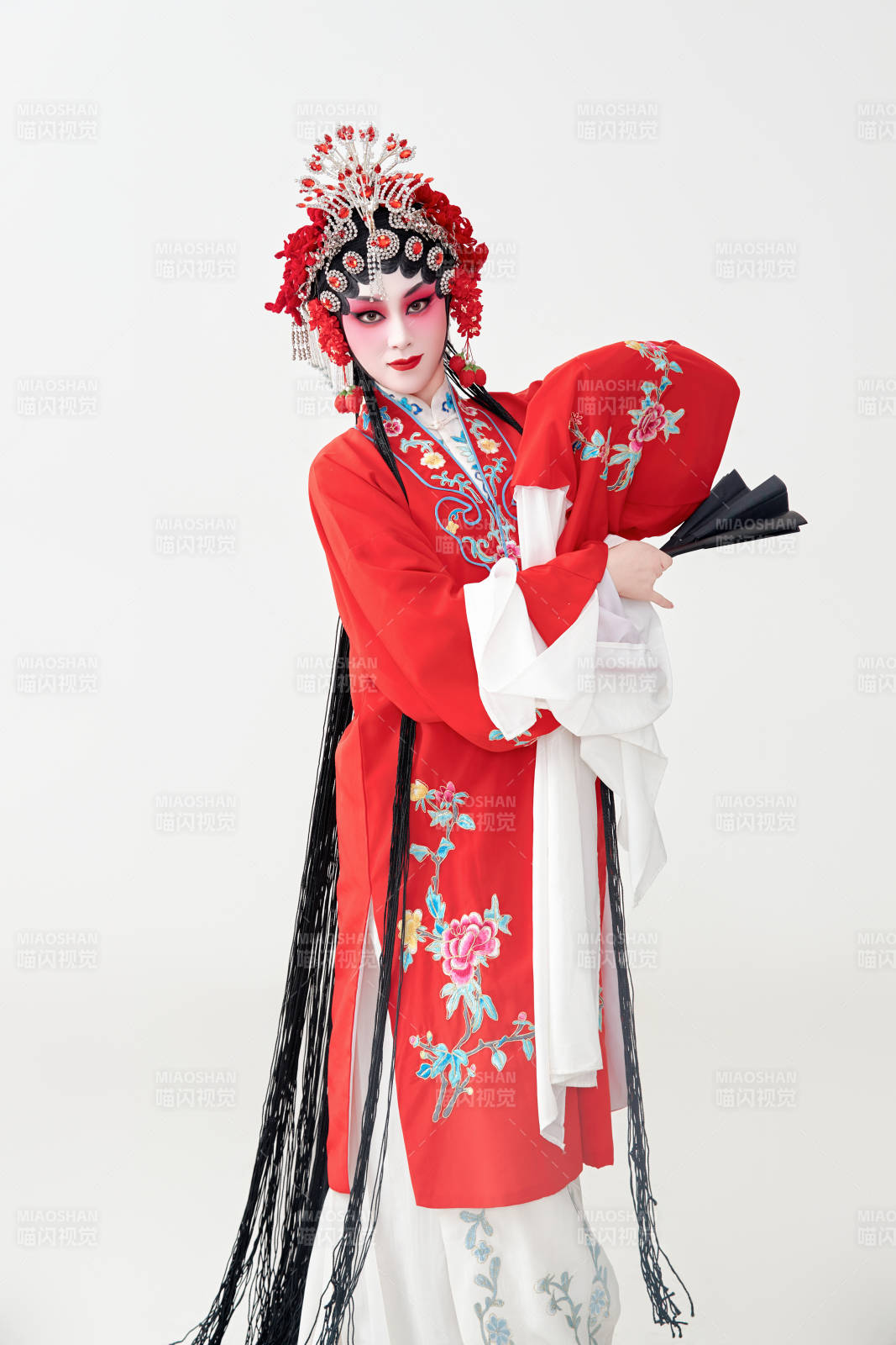 表演中國(guó)國(guó)粹京劇動(dòng)作的紅衣花旦女性演員