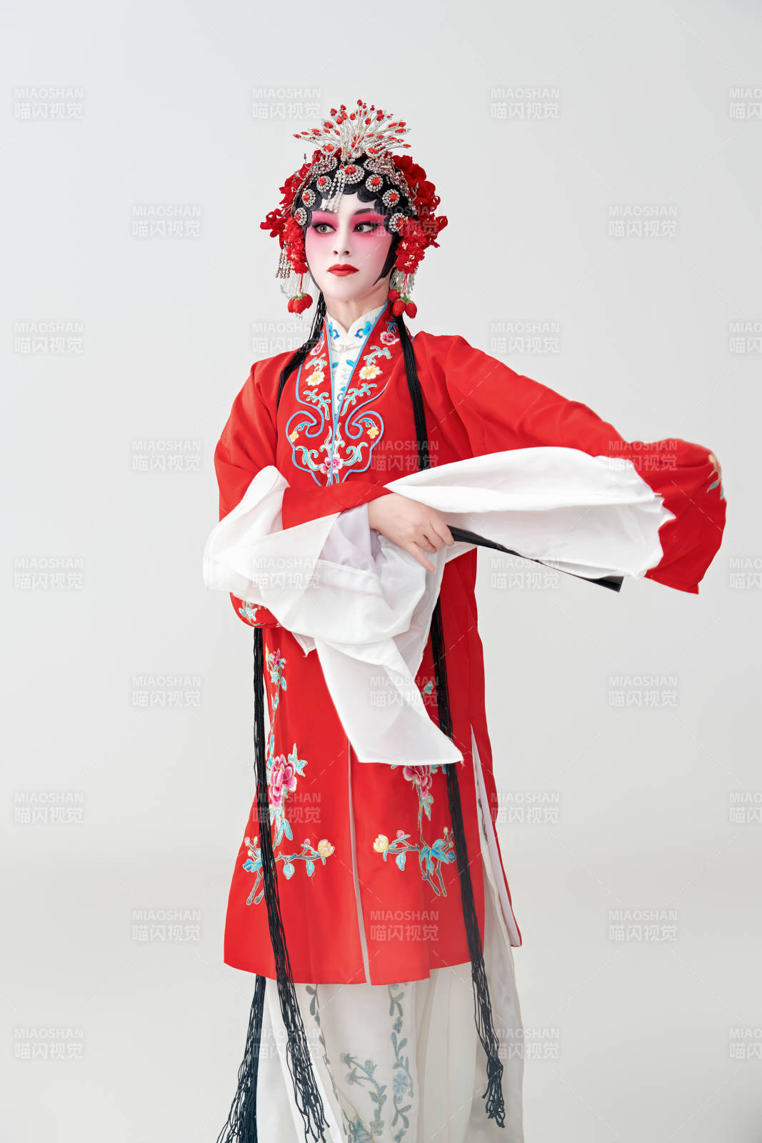 表演中國國粹京劇動作的紅衣花旦女性演員