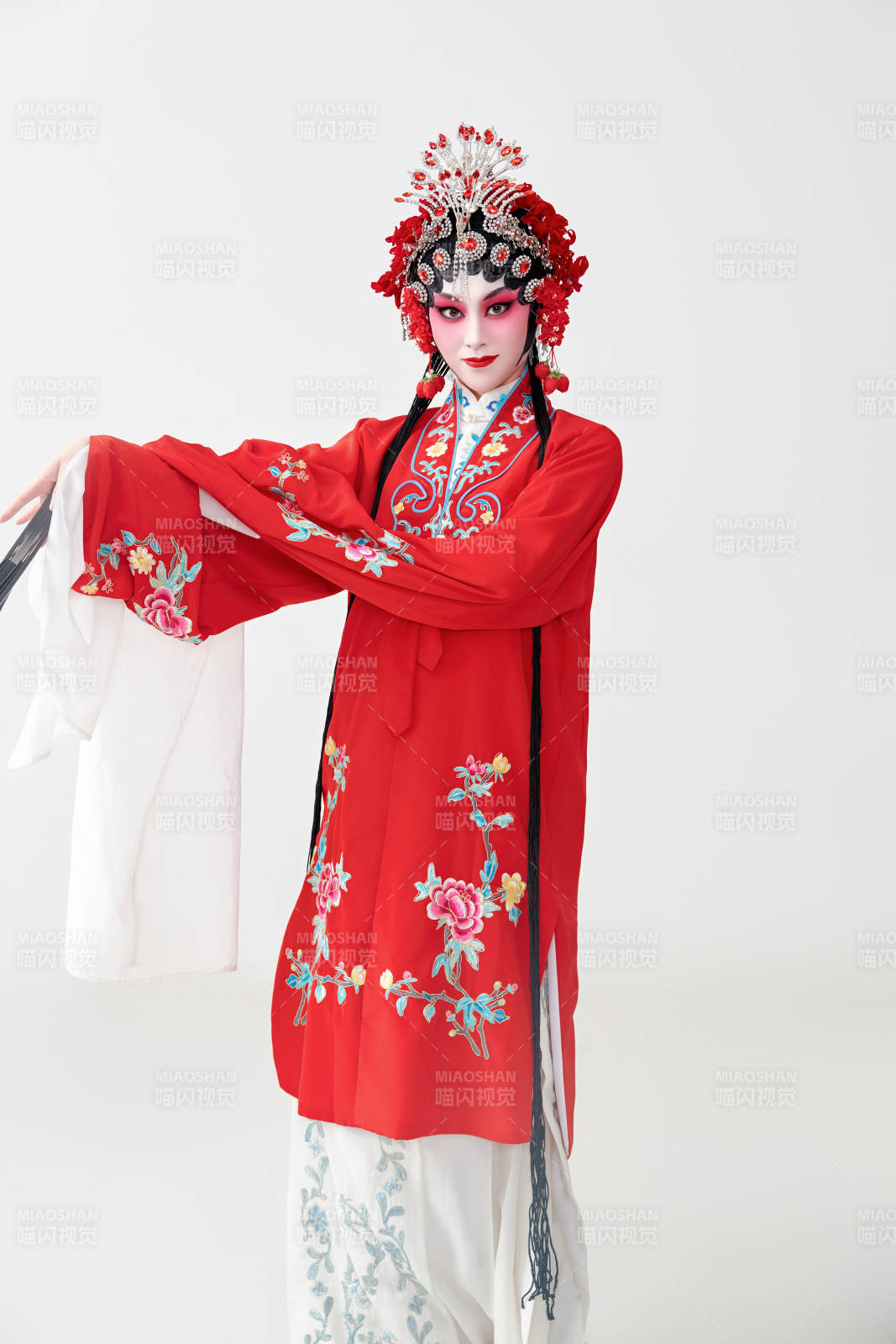 表演中國國粹京劇動作的紅衣花旦女性演員