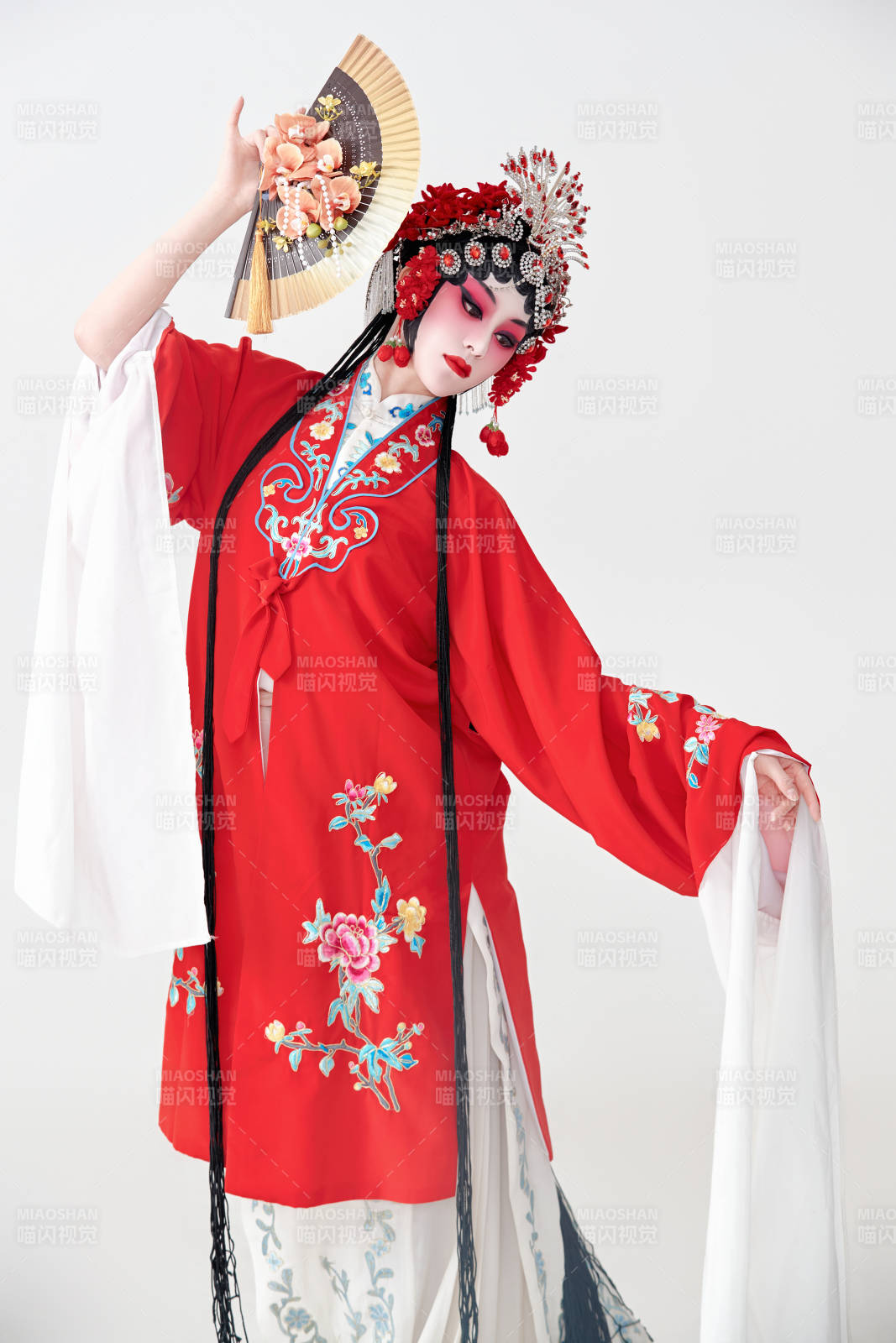 表演中國國粹京劇動作的紅衣花旦女性演員