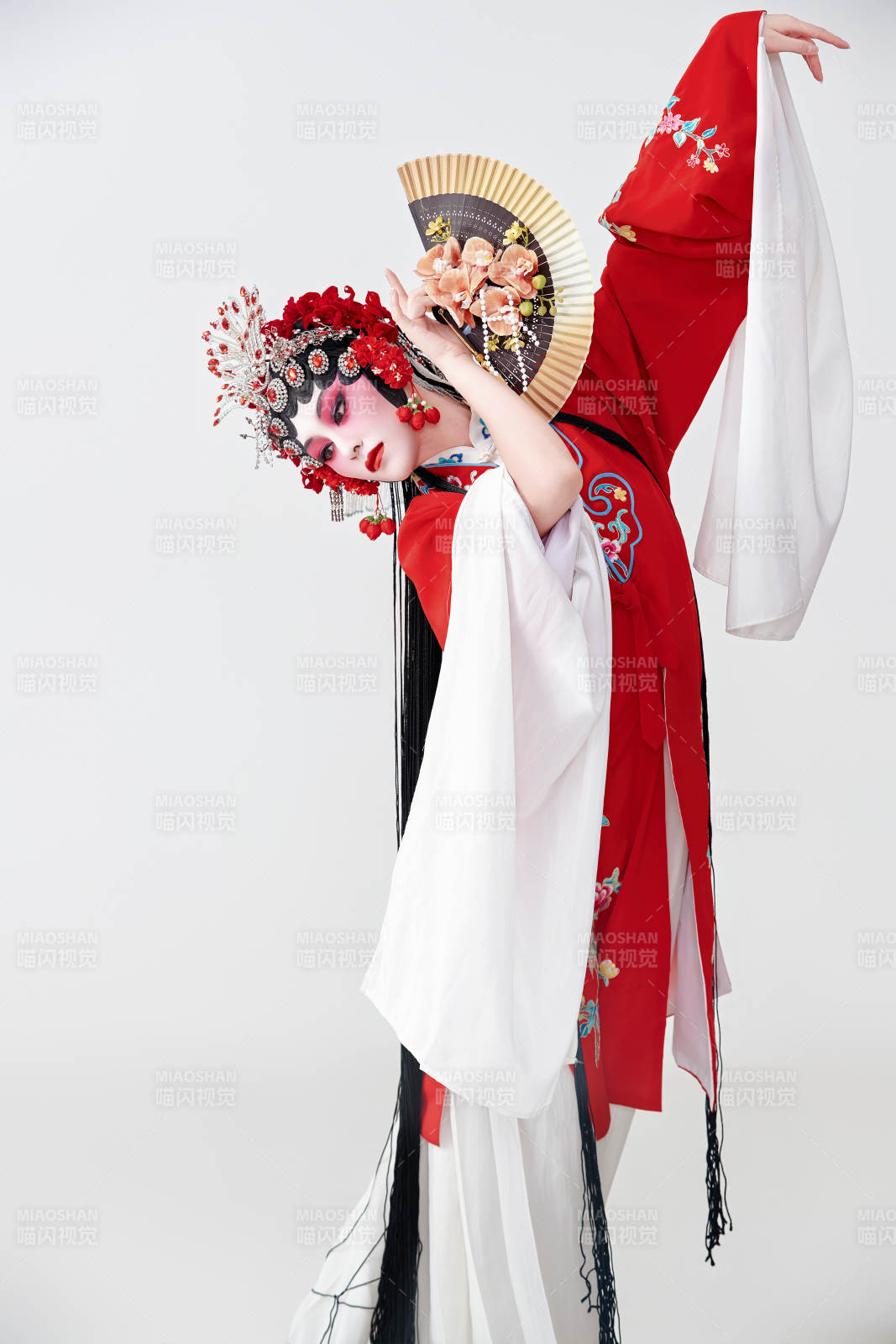 表演中國國粹京劇動作的紅衣花旦女性演員