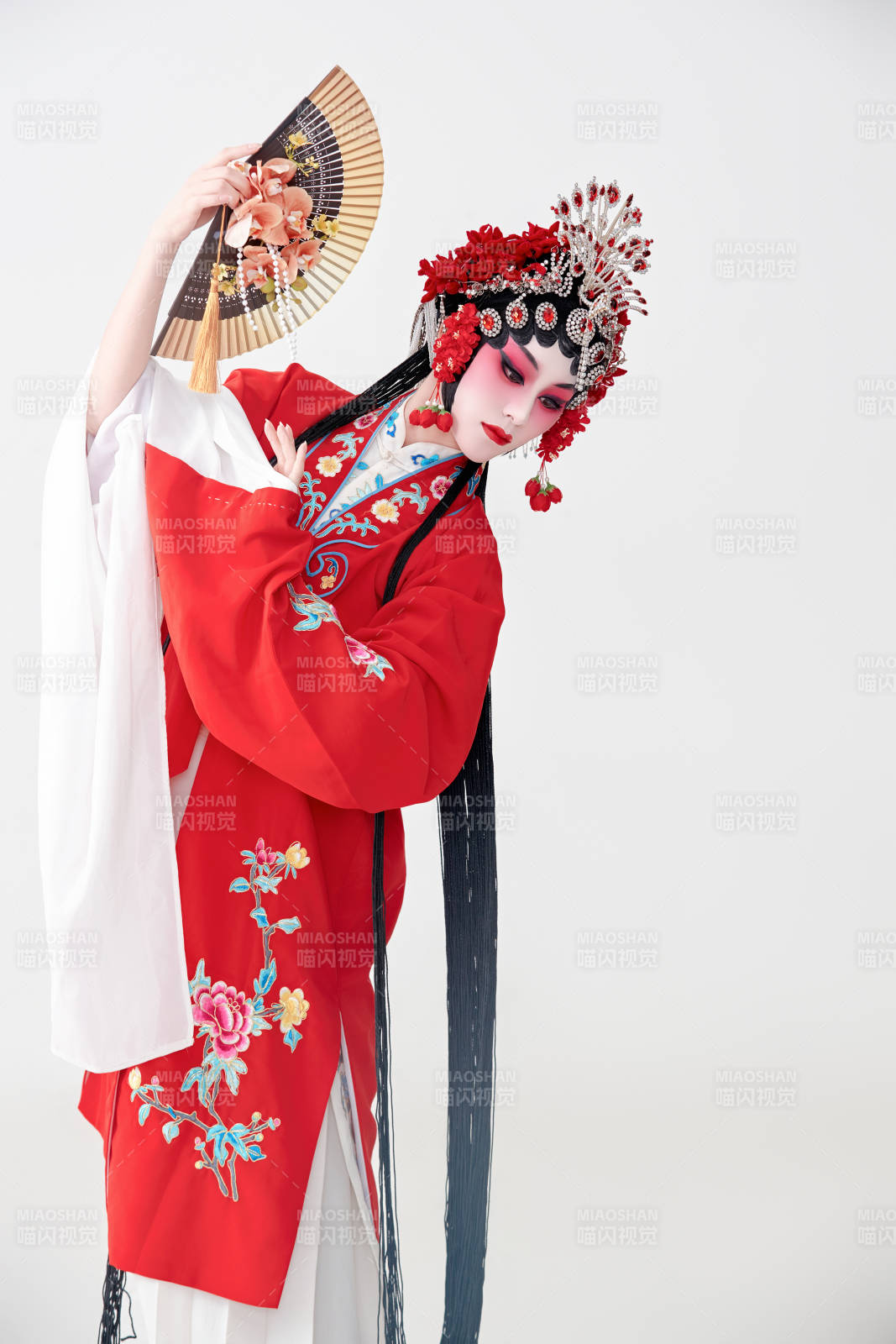 表演中國國粹京劇動作的紅衣花旦女性演員